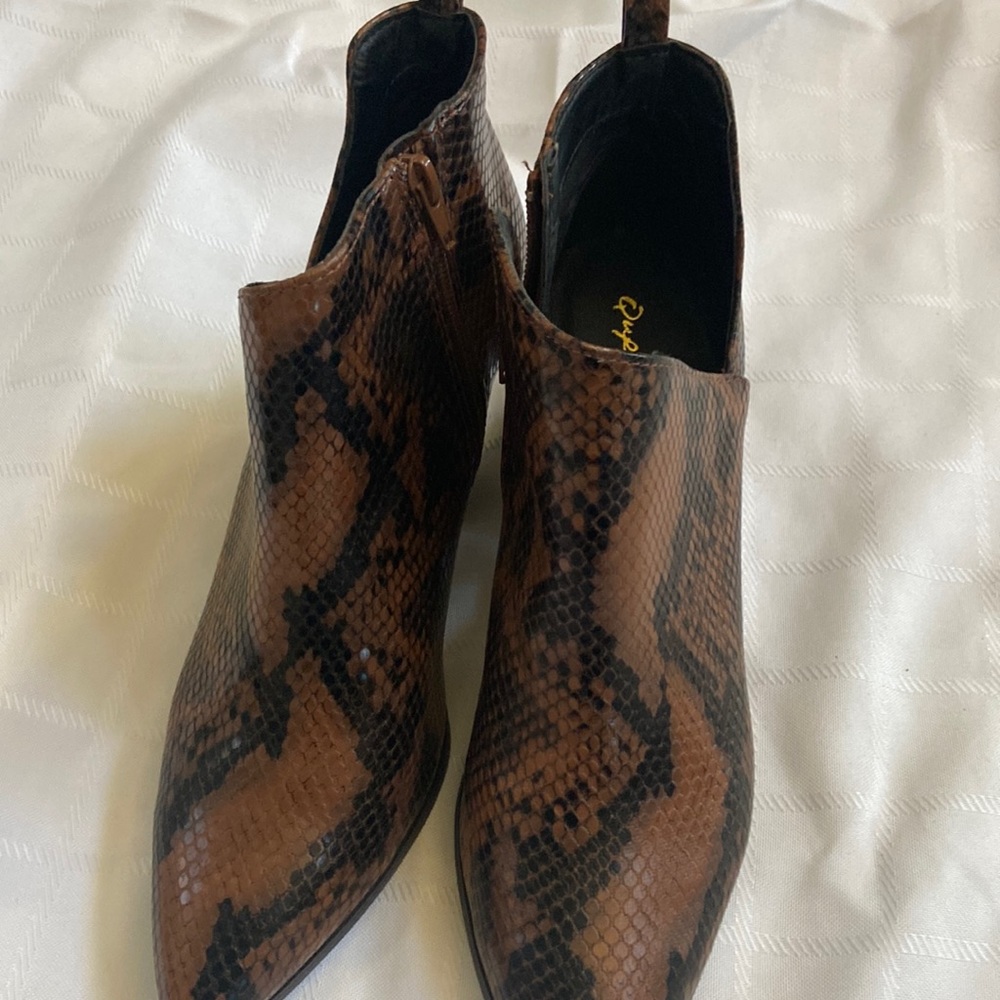 Stunning Brown Faux snake shoe boots size 9